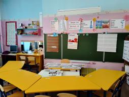 Кабинет учителя-дефектолога (сурдопедагога) группы "Грибок". Все кабинеты оборудованы столами,  расположенными по кругу, для зрительного восприятия детьми говорящего педагога и других детей.