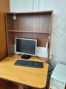 Для эффективности образовательной деятельности и обеспечения наглядности материала в кабинете расположен персональный компьютер с монитором, подключаемый, также, к проектору.